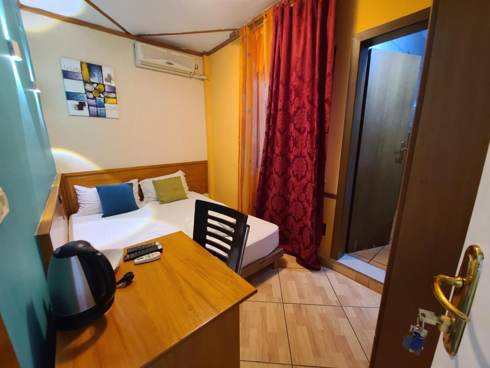 Quick Stop Hotel Tirana Bagian luar foto